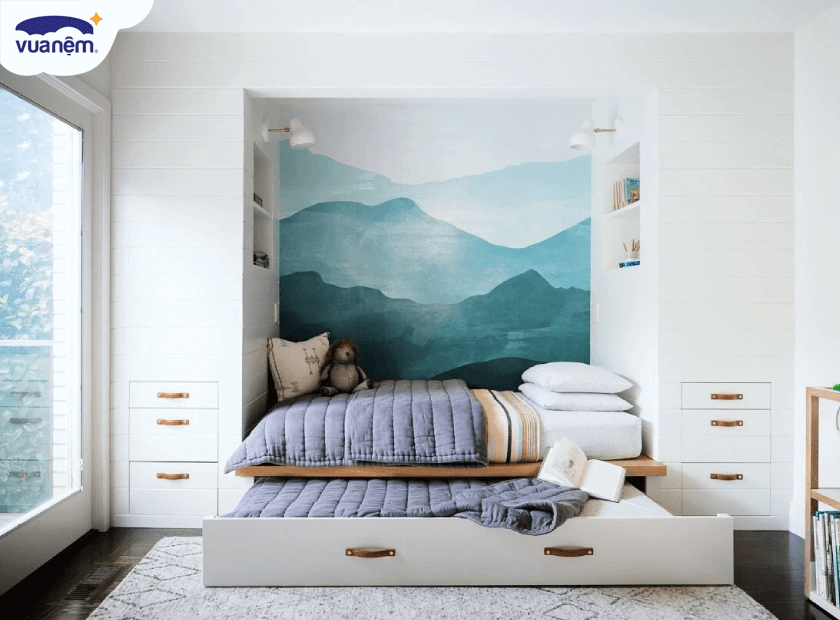 Giấy dán tường phòng ngủ đẹp hiện nay trở nên đa dạng với nhiều mẫu mã và họa tiết phong phú. Chúng giúp tạo nét độc đáo và phong cách cho phòng ngủ, khiến cho không gian nơi đây trở nên tươi mới, sang trọng và hấp dẫn hơn bao giờ hết.