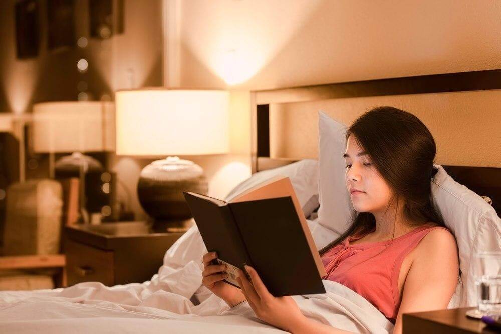 đọc sách trước khi ngủ 