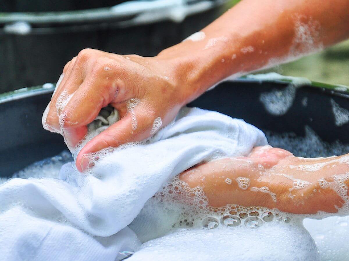 Giặt đồ bằng tay là phương pháp thủ công