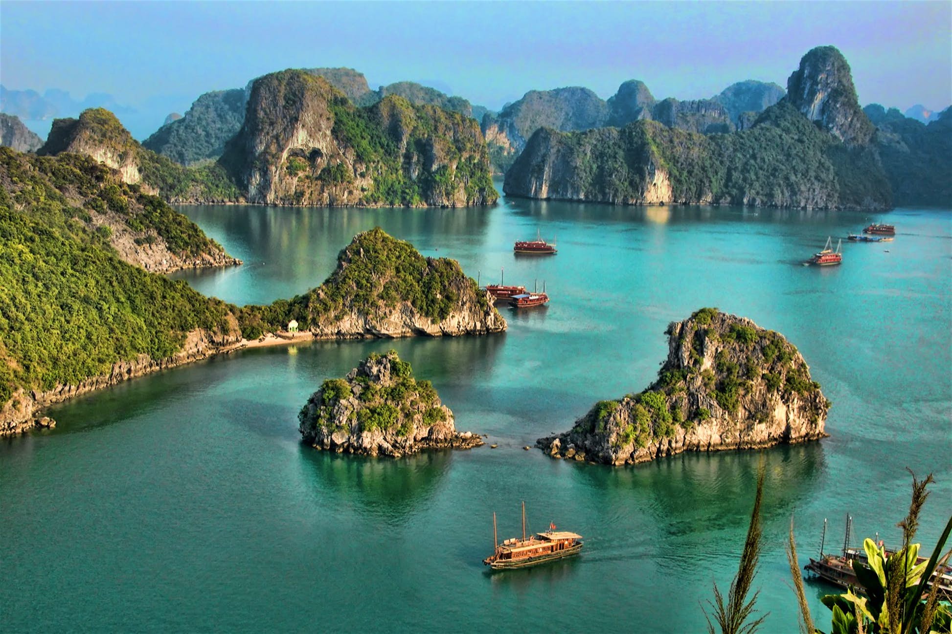 Việt Nam có cảnh đẹp thiên nhiên tự nhiên tuyệt vời và đa dạng. Hãy nhìn vào bức ảnh này và khám phá các nét đặc sắc của đất nước ta.