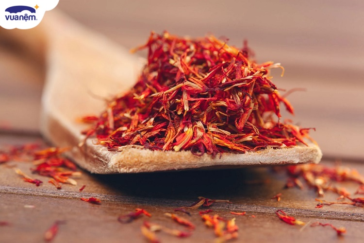 Điều gì làm cho saffron trở thành phương pháp trị mất ngủ tự nhiên được ưa chuộng trong những năm gần đây?
