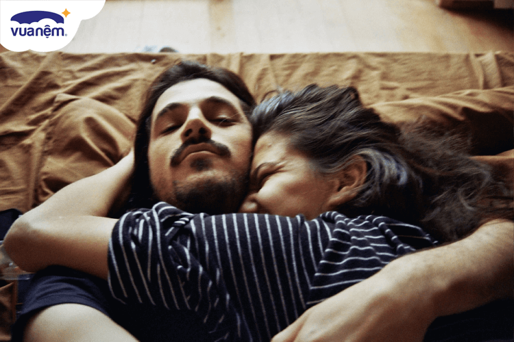 Kiểu ôm khi ngủ nói gì về tình trạng mối quan hệ của bạn - Vua Nệm