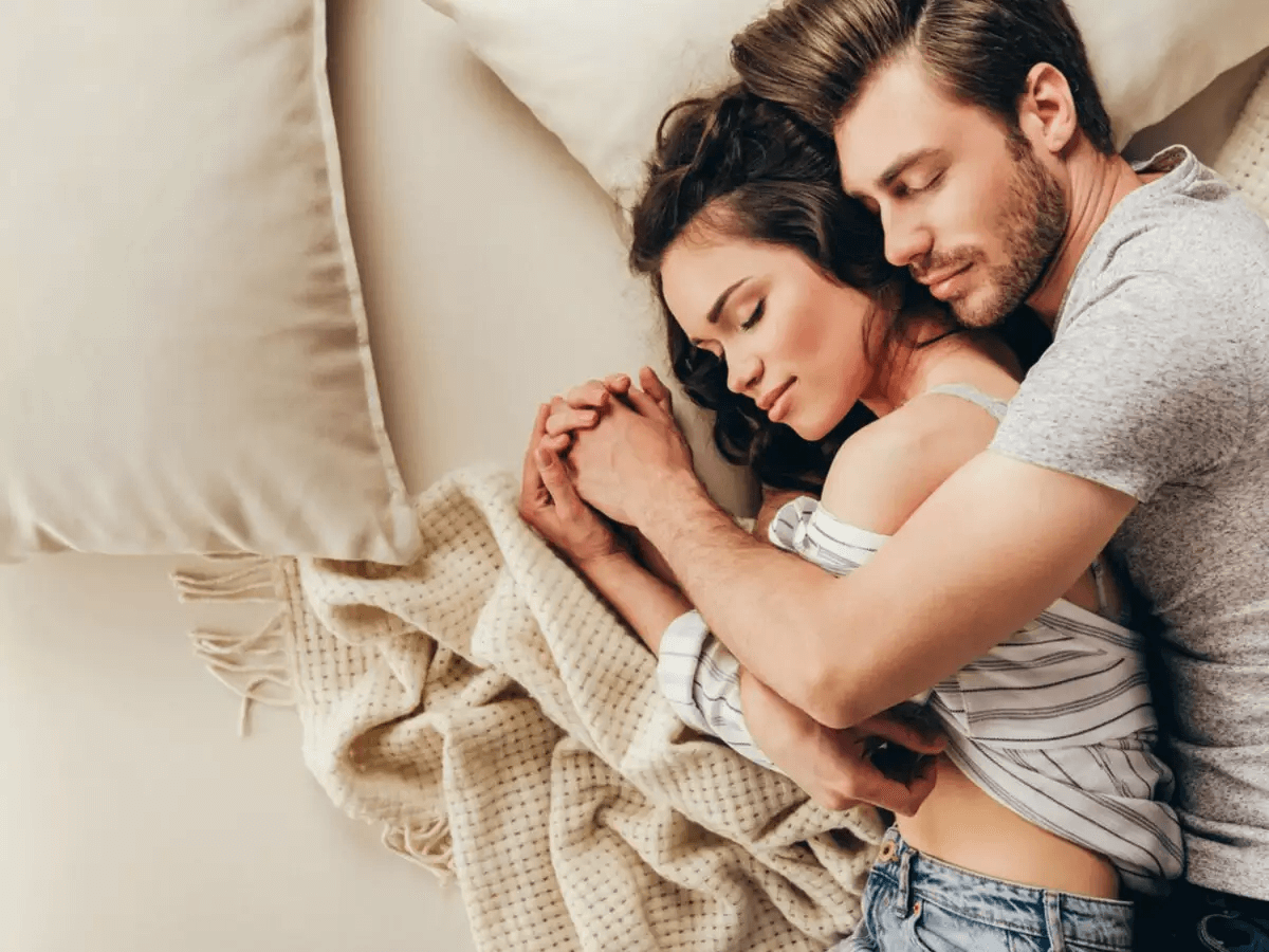 Ngủ ôm: Có ai không thích cảm giác ấm áp và an toàn khi được ngủ trong vòng tay của người mình yêu thương? Những hình ảnh ngủ ôm sẽ khiến bạn cảm thấy như muốn tràn vào lòng người ấy và yêu họ hơn nữa.