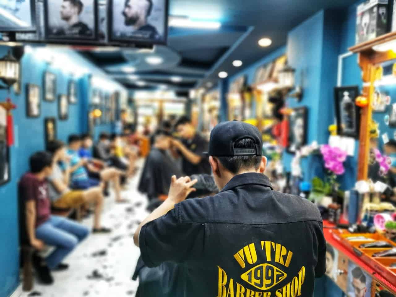 Bạn đang tìm kiếm một tiệm cắt tóc đẹp và chất lượng ở Sài Gòn? Tiệm cắt tóc nam đẹp ở Sài Gòn của chúng tôi sẽ không làm bạn thất vọng. Với các kiểu tóc hiện đại và nhân viên chuyên nghiệp, chúng tôi sẽ giúp bạn trở nên phong cách và tự tin.
