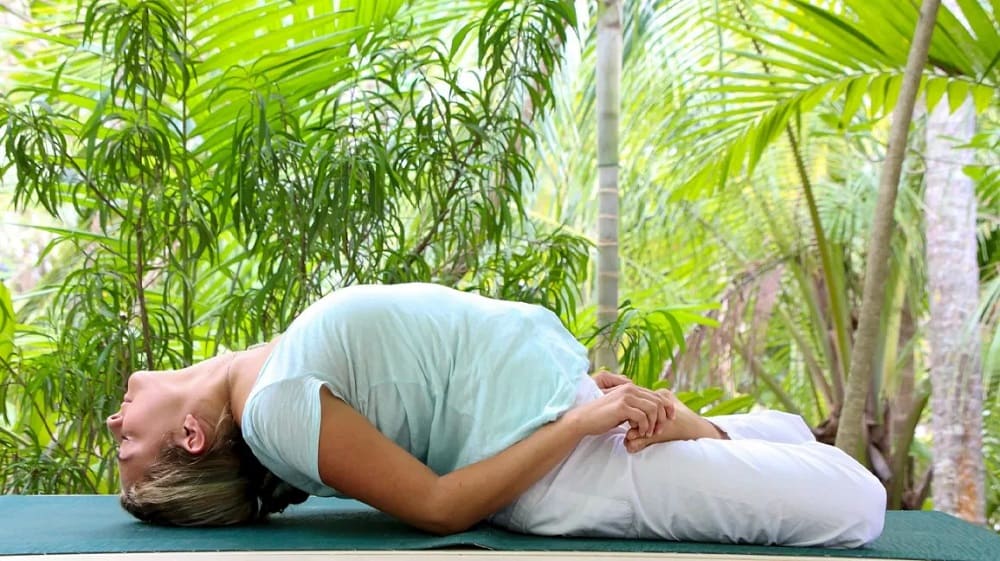 Tập yoga khai thông luân xa cổ họng