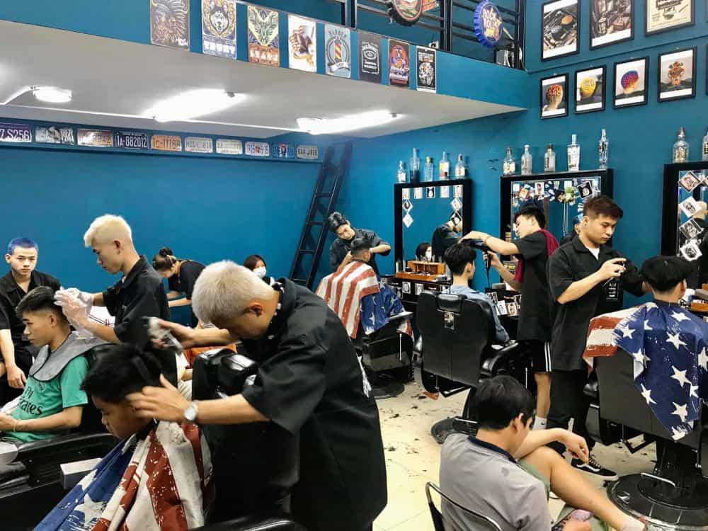 Tiệm cắt tóc nam đẹp là nơi hoàn hảo để bạn cắt tóc và thư giãn sau một ngày làm việc mệt mỏi. Với không gian sang trọng và đội ngũ thợ tóc chuyên nghiệp, bạn sẽ cảm thấy thật sự thư thái khi đến đây.