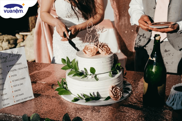 Ý nghĩa cắt bánh cưới và rót Sampanh trong ngày lễ vu quy - Vua Nệm