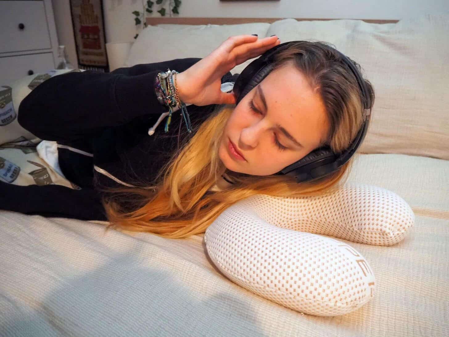 đeo tai nghe khi ngủ có tốt không