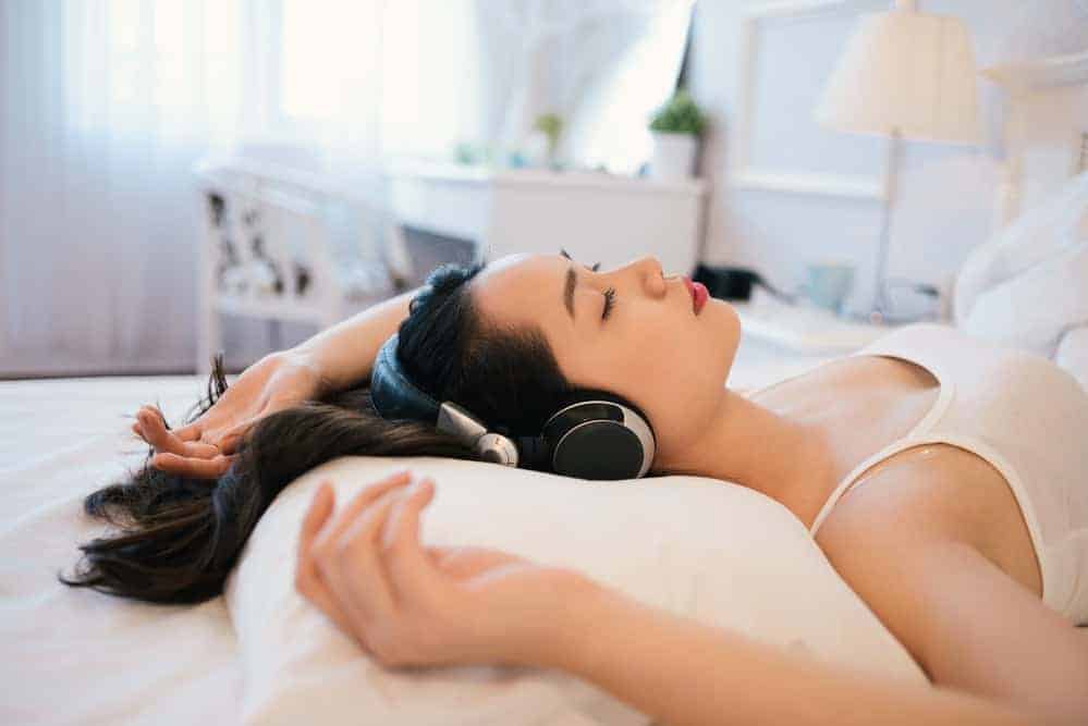 đeo tai nghe nhạc khi ngủ