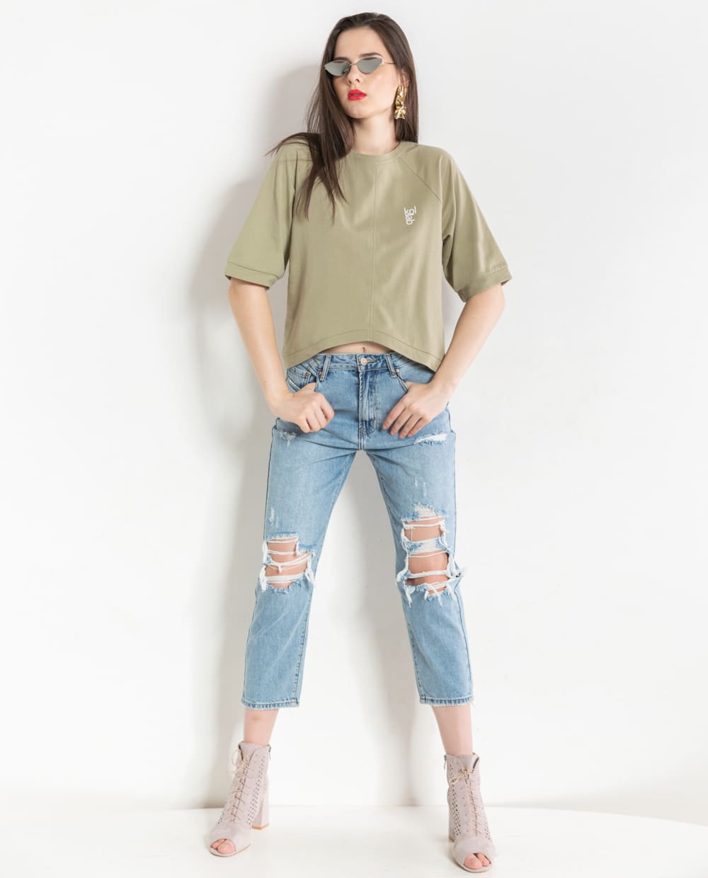 Áo thun nữ form rộng phối với quần jeans rách