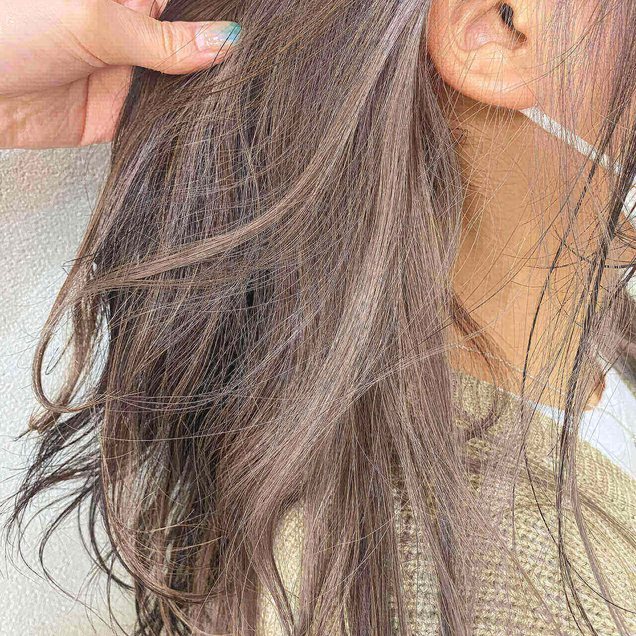 Nhuộm tóc giấu màu bạch kim: Tóc bạch kim hiện đang là một xu hướng trong làng thời trang, khiến phái đẹp không khỏi háo hức. Nếu bạn muốn khám phá thêm về kiểu nhuộm tóc độc đáo này, hãy xem ngay hình ảnh liên quan đến từ khóa \