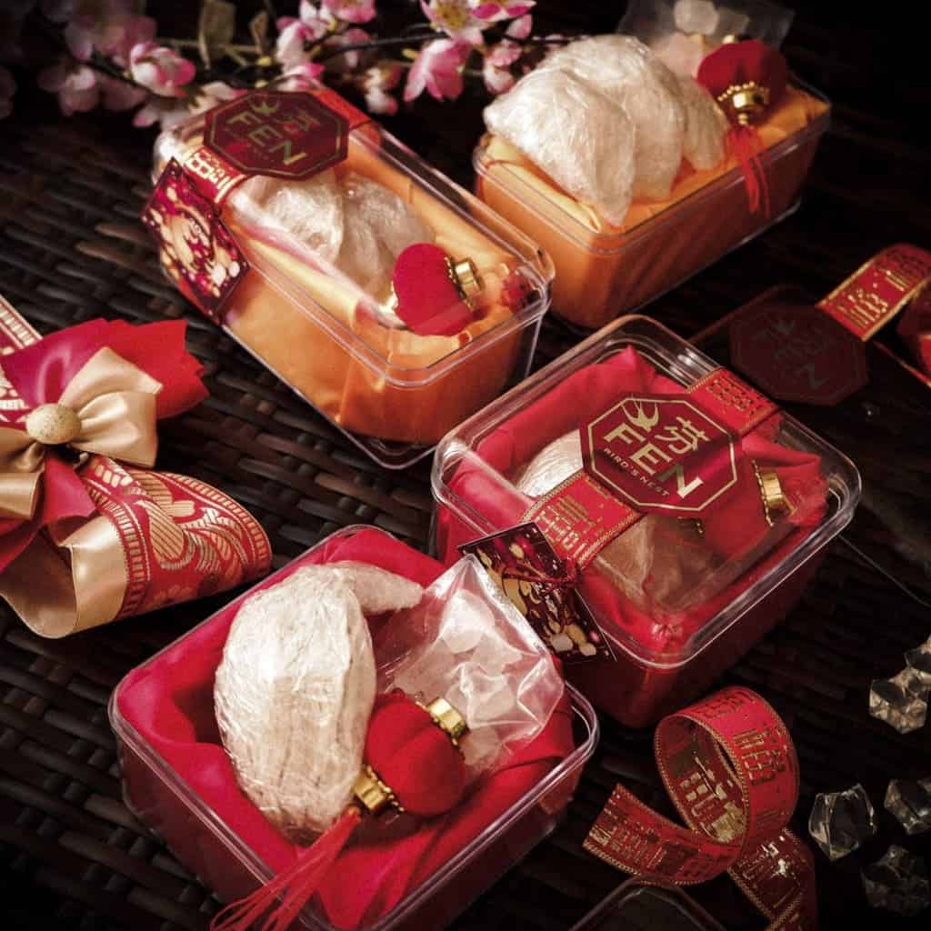 Nên tặng quà gì cho mẹ chồng tương lai?