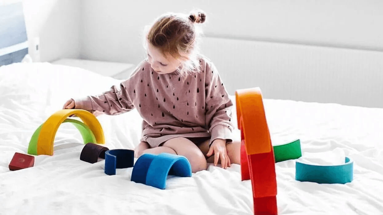 Đồ chơi Montessori giúp kích thích và phát triển trí tuệ