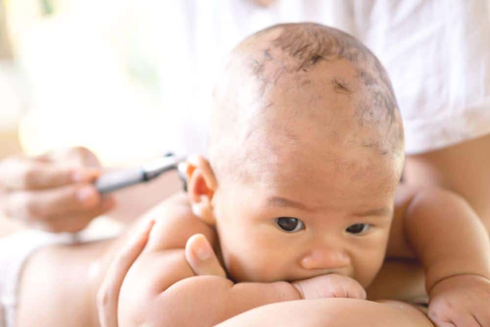 Cắt tóc máu cho trẻ sơ sinh: Một vài bé sơ sinh sẽ có máu đổ khi được cắt tóc, nhưng đừng lo lắng, đó là điều bình thường. Hãy thưởng ngoạn những hình ảnh đáng yêu của những bé được cắt tóc sau khi trải qua dịch vụ này.