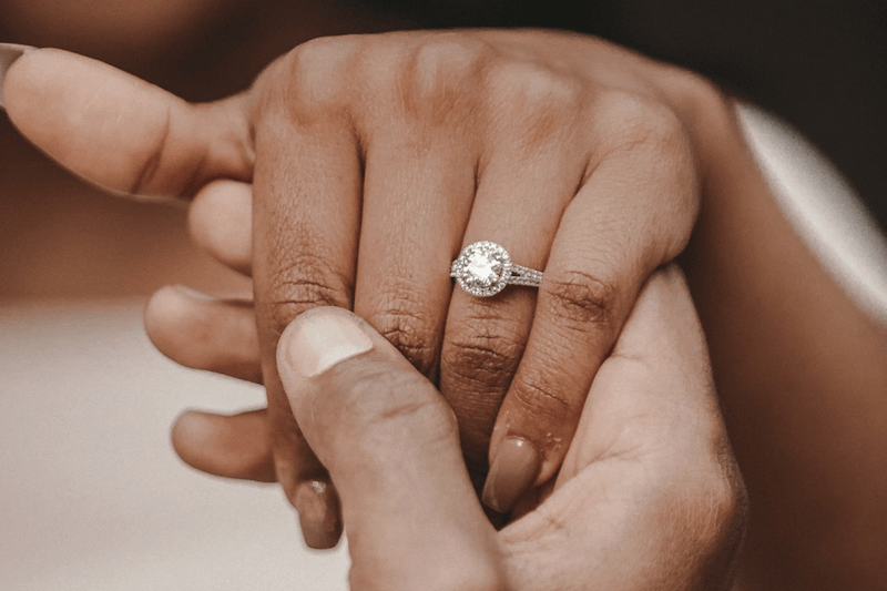 Nhẫn cưới cần được chọn lựa thận trọng và phù hợp