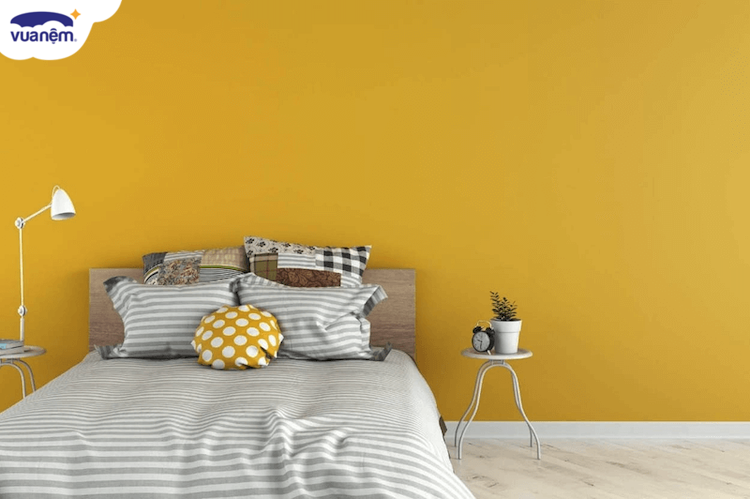 Bên cạnh màu sơn, còn có những yếu tố quan trọng nào khác cần được lưu ý khi trang trí phòng ngủ của người mệnh Thổ?
