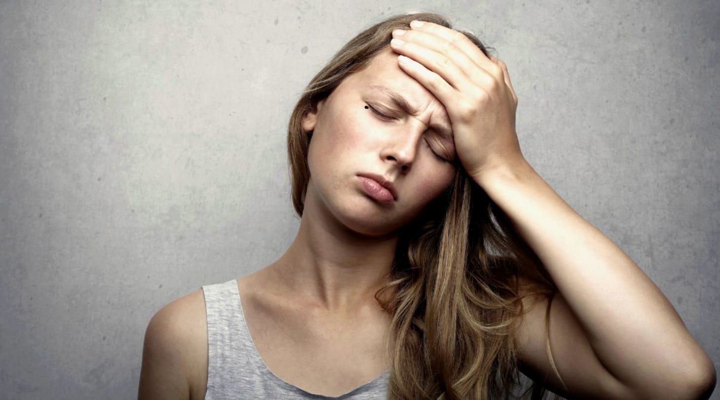 nốt ruồi dưới mắt trái