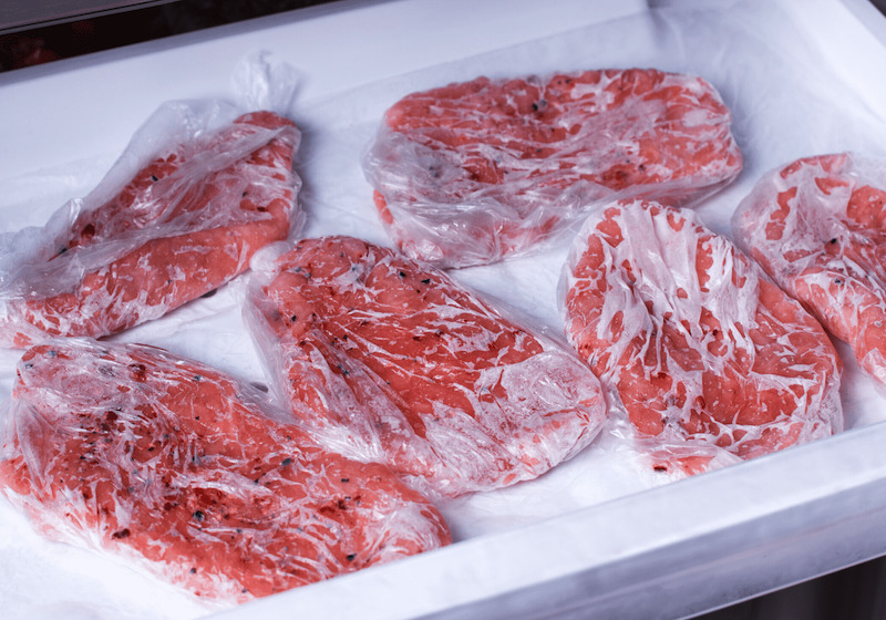 Cắt thịt heo thành từng miếng nhỏ và bảo quản trong ngăn đá tủ lạnh