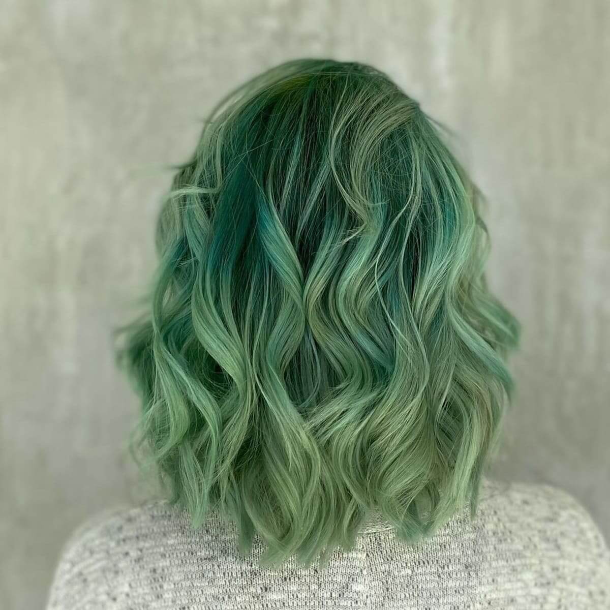 nhuộm tóc màu xanh rêu