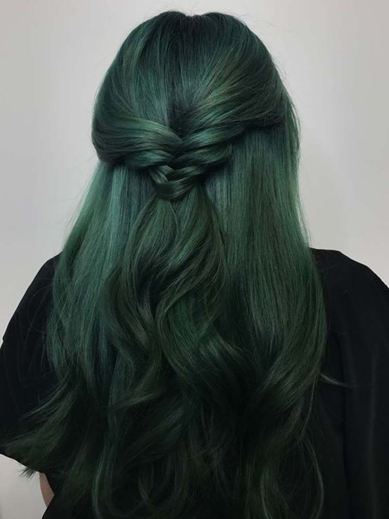 nhuộm tóc màu xanh rêu đậm 