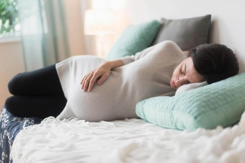 Tư thế ngủ nghiêng mang đến nhiều lợi ích tuyệt vời, đặc biệt là phụ nữ mang thai