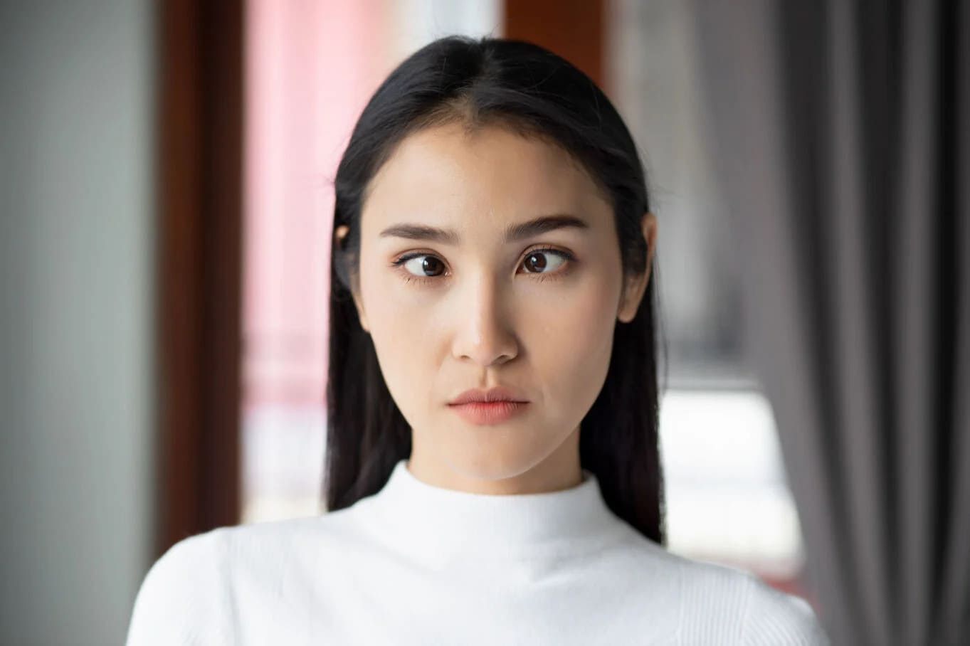 nhìn vào mắt phụ nữ