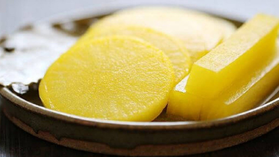 Củ cải muối Hàn Quốc có màu vàng hấp dẫn