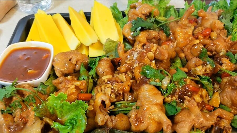 Ở trường, chân gà rút xương là món ăn vặt nhiều đường ở Thái Lan