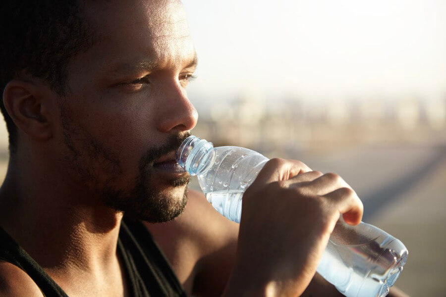 Uống nhiều nước để giúp cơ thể nhanh chóng thoát khỏi cơn buồn ngủ 
