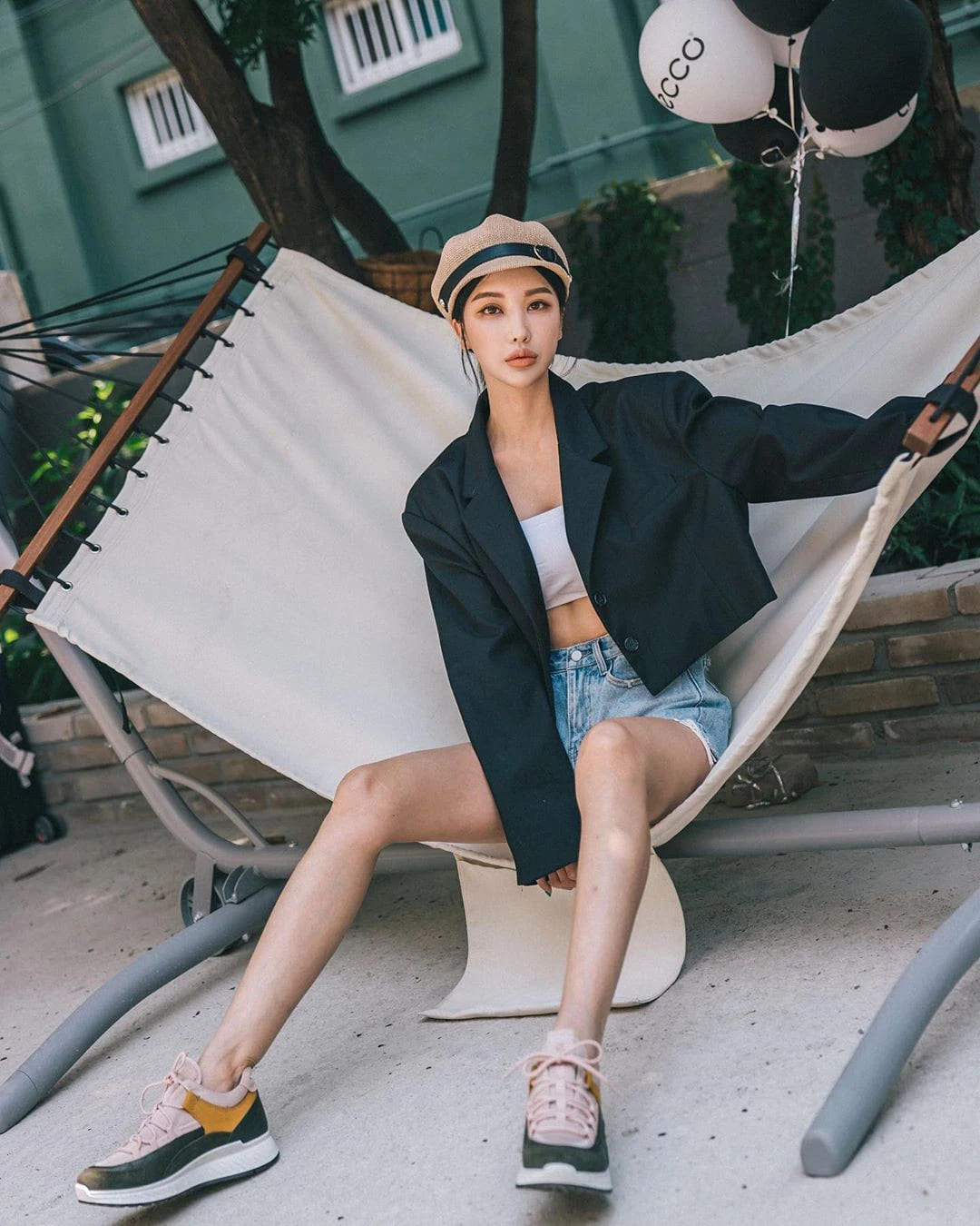Phối croptop với áo khoác