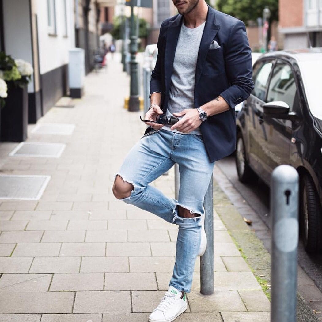 Áo vest kết hợp với quần jeans rách 
