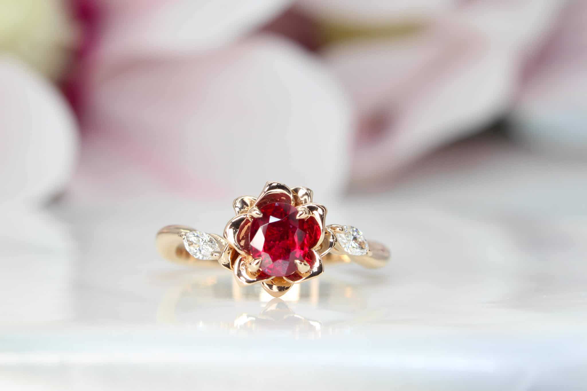một chiếc nhẫn ruby ​​​​đẹp cho phụ nữ