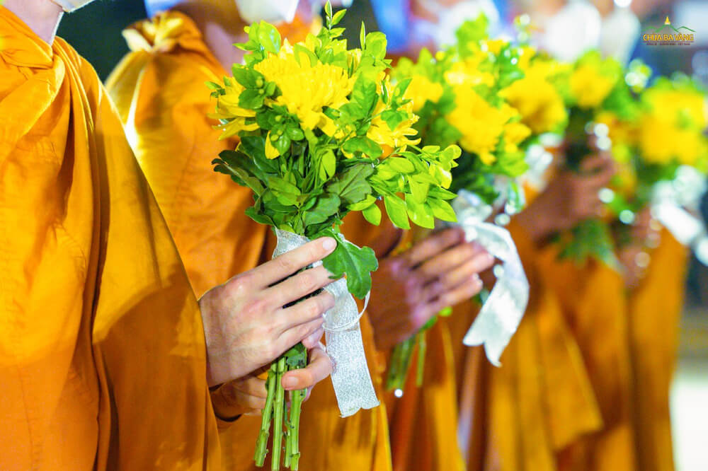 Những lưu ý khi dâng hoa cúng Phật