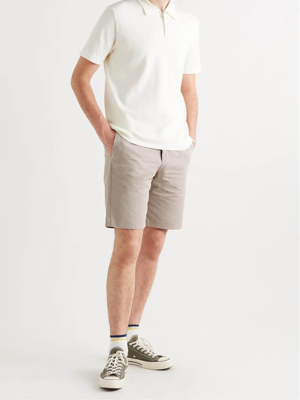Phối quần short nam với áo polo trắng basic đơn giản mà năng động