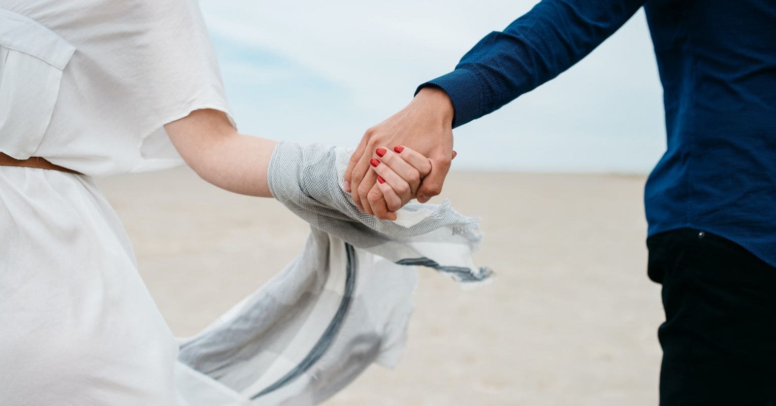 Cách nắm tay người yêu tiết lộ gì mối quan hệ của bạn và người ấy ...