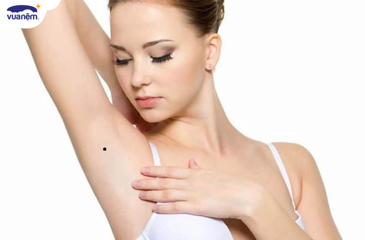 What are the meanings and interpretations of having a mole or birthmark on the right armpit?