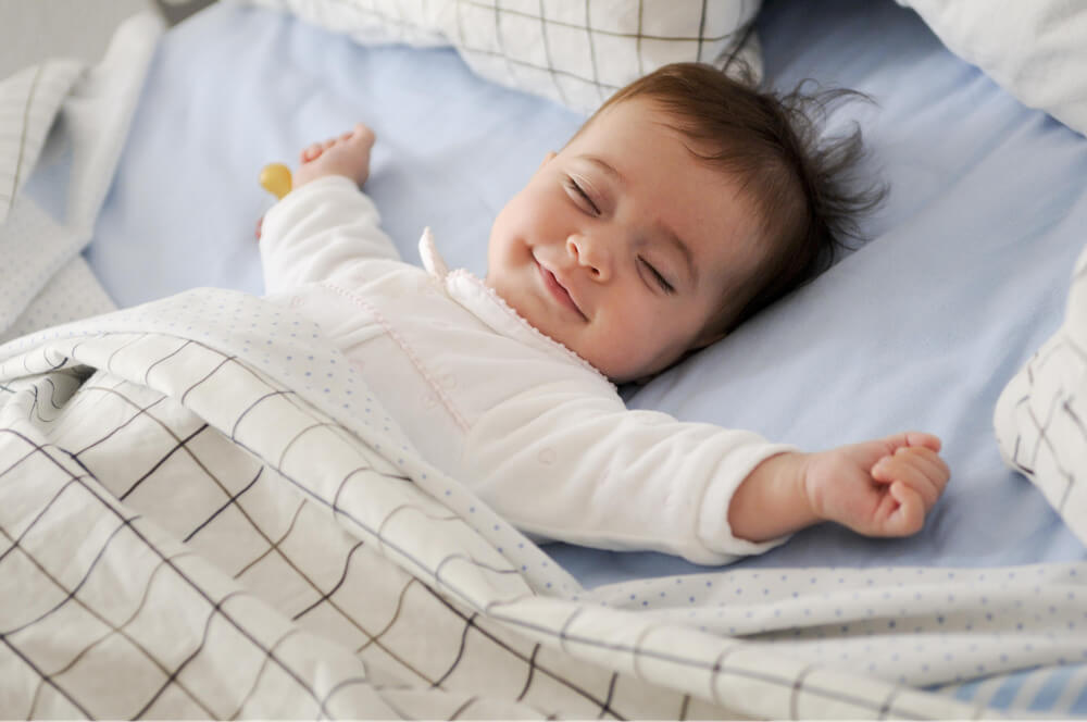 Tập cho bé thói quen ngủ trưa là một trong những cách giúp trẻ sơ sinh ngủ ngon hơn vào buổi đêm