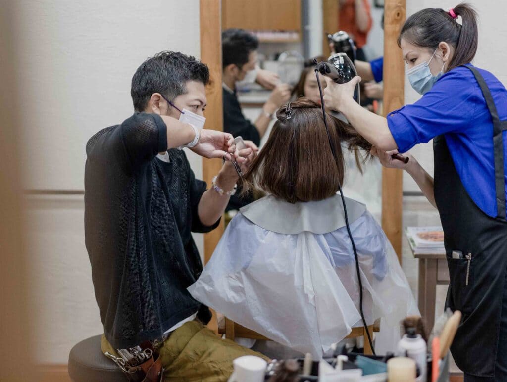 Top những tiệm cắt tóc nam đẹp được yêu thích nhất hiện nay   Barbershopvietnamcom